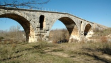 Le pont Julien, à Bonnieux (Vaucluse), en fonction de l'an 3 à l'an 2005 !