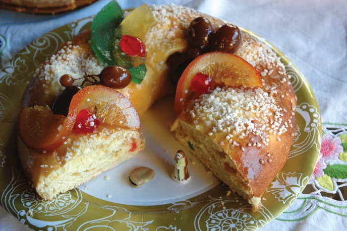 Le gâteau des rois en Provence : une brioche en couronne sertie de fruits confits.