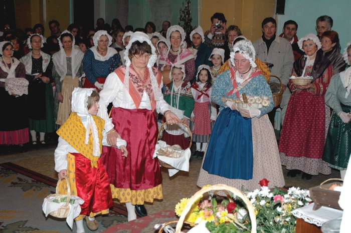 Offrandes. Messe de minuit. 2004. Allauch (Bouches-du-Rhône).