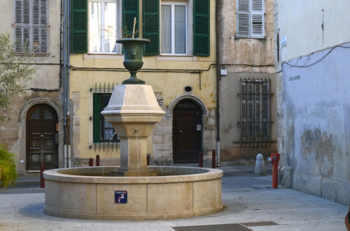 Fontaine avec réservoir à pans coupés, surmonté d'un vase Médicis. Draguignan (Var).