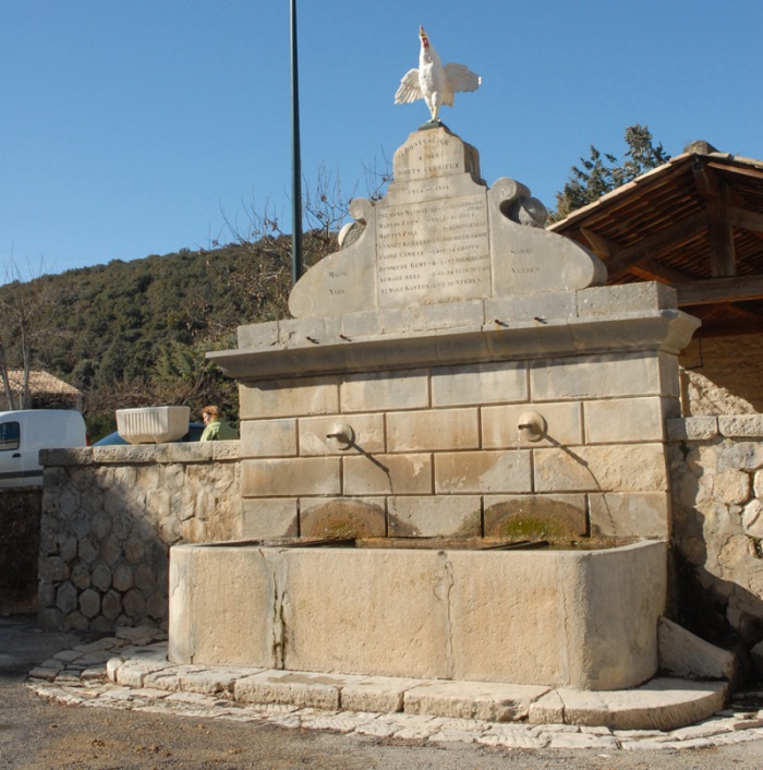 Fontaine adossée, servant aussi de Monument aux Morts de la guerre 1914-1918. Montsalier (Alpes-de-Haute-Provence).