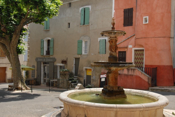 Petite fontaine à vasques. Quinson (Alpes-de-Haute-Provence).
