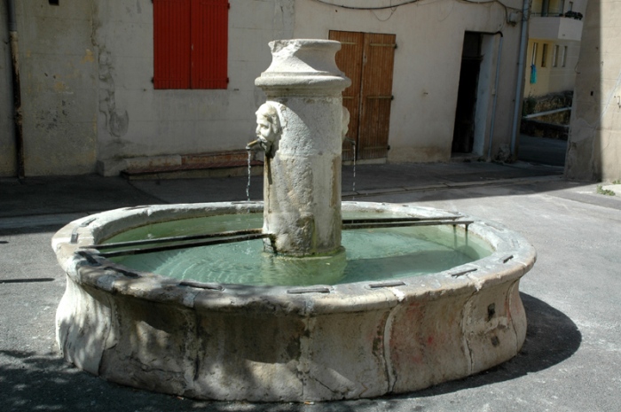 Petite fontaine fût en colonne. Roquevaire (Bouches-du-Rhône).