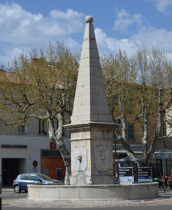 Fontaine socle avec pyramide. Saint-Maximin (Var).