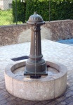 Borne-fontaine en fonte restaurée. Saint-Zacharie (Var).