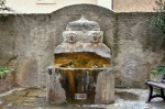 Petite fontaine à deux mascarons, adossée. 1702. Cotignac (Var). © Serge Panarotto.