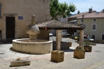 Fontaine ronde à bulbe et mascarons et son lavoir. Sablet (Vaucluse). Photo Serge Panarotto.