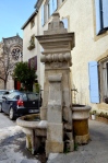 Grande fontaine dos à dos. Saint-Cannat (Bouches-du-Rhône). © Serge Panarotto.
