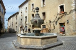 Fontaine à bulbe et mascarons en fonte. Venasque (Vaucluse). Photo Serge Panarotto.