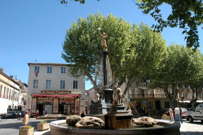 Fontaine monumentale à la gloire de la République. Vidauban (Var).