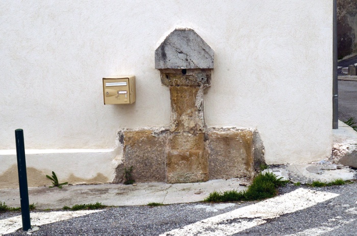 Mézel (Alpes-de-Haute-Provence). Trace de l'arrachement d'une fontaine. © Serge Panarotto.