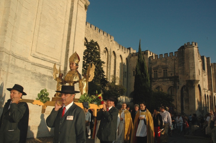 Ban des vendanges. Avignon. Procession devant le Palais des Papes