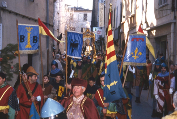 Fête des Tripettes de la Saint-Marcel. Barjols, 1998. Procession dans les rues de la ville.