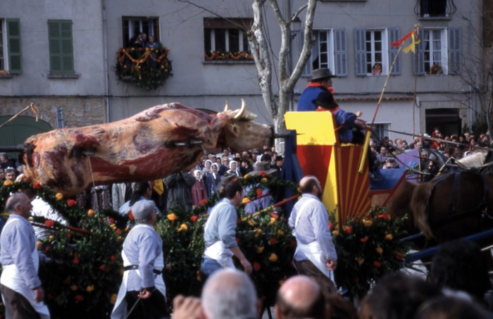 Fête des Tripettes de la Saint-Marcel. Barjols, 1998. Le bœuf embroché.