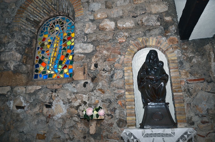 Notre-Dame-du-Rouet. Vierge noire. Carry-le-Rouet (13). Intérieur de la chapelle.