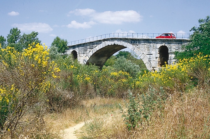 Pont romain. Le pont julien en 2001, encore en service. Bonnieux (Vaucluse). © Serge Panarotto.