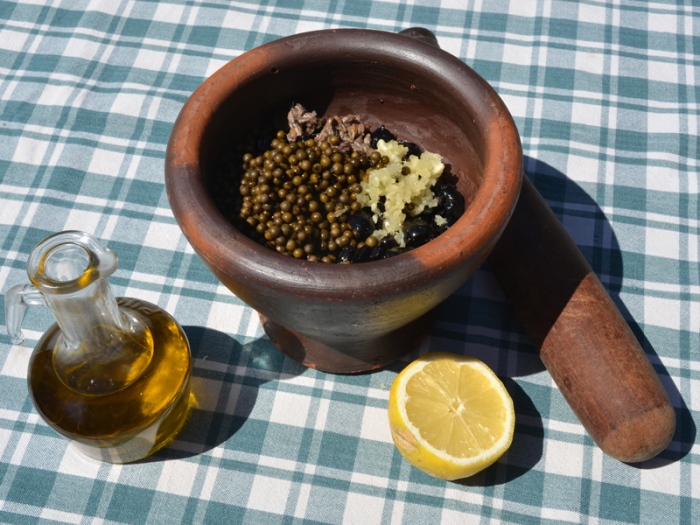 Tapenade provençale d'olives noires. Préparation : les ingrédients dans le mortier. © Serge Panarotto.