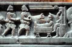 Adoration des rois et nativité. Sarcophage gallo-romain de IVe siècle. Crypte de la basilique Sainte Marie Madeleine. Saint-Maximin-la-Sainte-Baume.