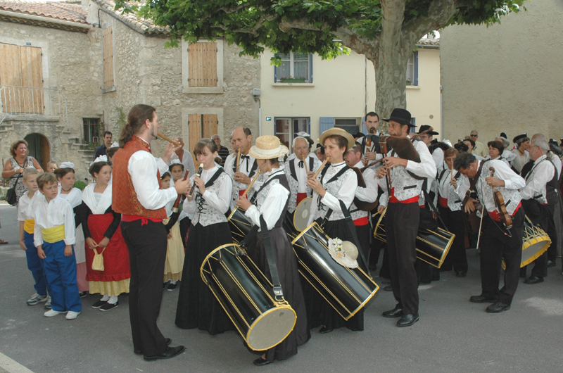 Fifres et tambourin. La Provence en musique. Saint-Éloi à Mollégès. 2007. Photo Serge Panarotto.