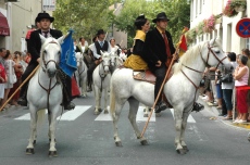 Gardians et arlésiennes. Défilé de la Saint-Roch à Rognonas, en 2007. Photo Serge Panarotto.