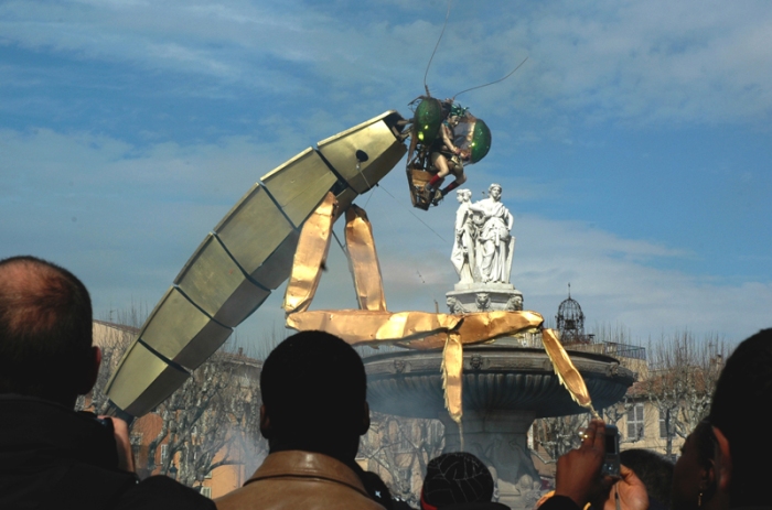 Carnaval d'Aix-en-Provence. 2007. Machines-spectacle : la mante religieuse. Photo Serge Panarotto.