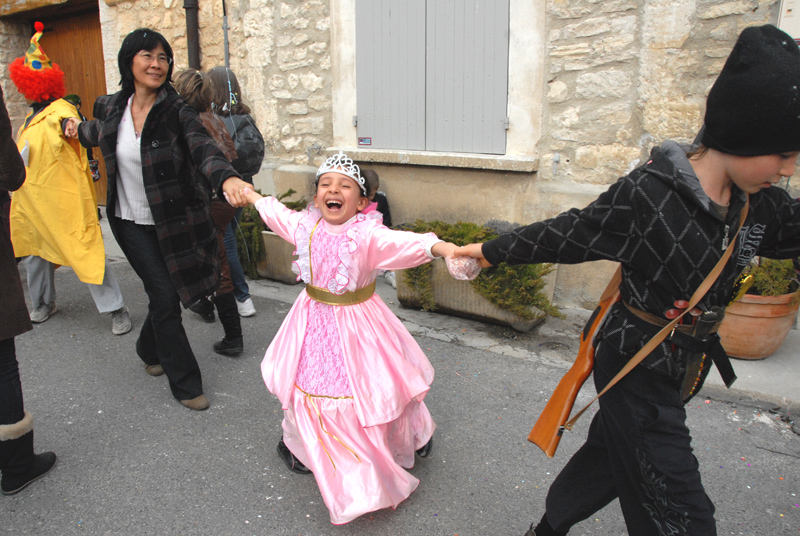 Carnaval de Murs (Vaucluse). 2010. Photo Serge Panarotto. Farandole.