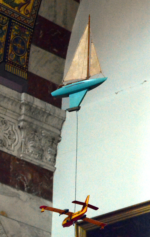 Ex-voto marins. Maquettes voilier avion suspendues au plafond de la basilique Notre-Dame-de-la-Garde. Marseille. Photo Serge Panarotto.