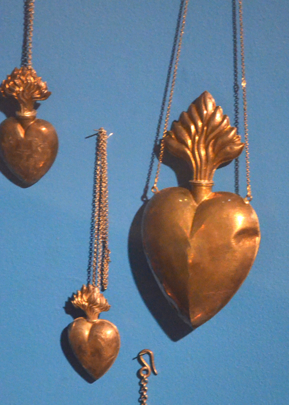 Ex-voto. Pendantifs-cœurs en métal. Musée Ziem. Martigues (Bouches-du-Rhône). Photo Serge Panarotto.
