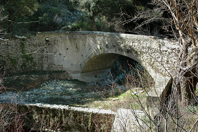 Pont de la Coquille ou pont de Meyrette. Lourmarin (Vaucluse). XVIIe siècle. Photo Serge Panarotto.