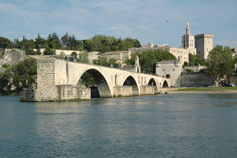 Avignon. Le Pont d'Avignon, Notre-Dame-des-Doms et le Palais des Papes. Photo Serge Panarotto.