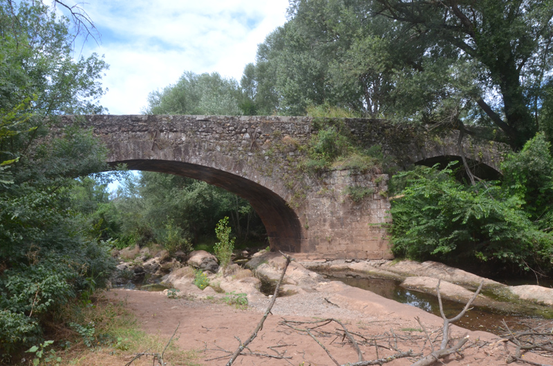 Pont de la Basse-Verrerie. Pont médiéval sur l'Aille. Le Cannet-des-Maures (83).