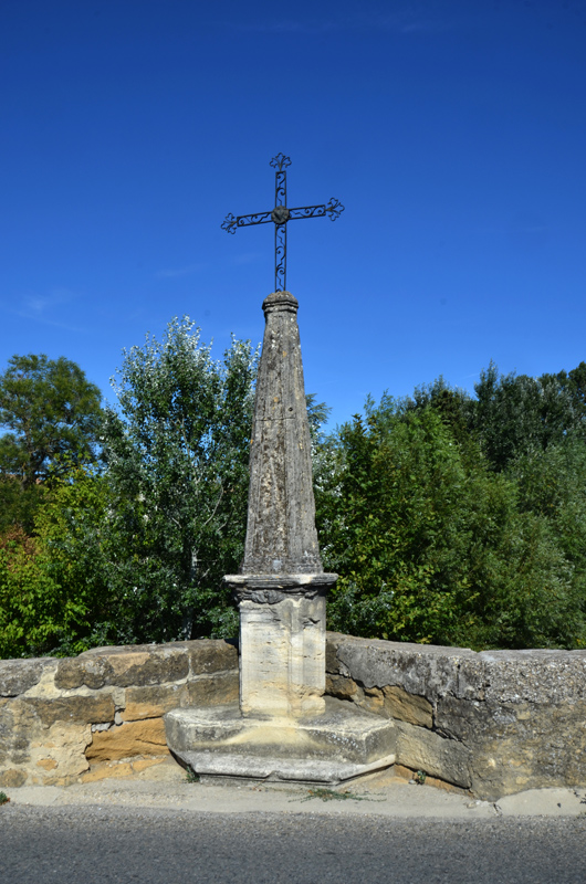 Croix-oratoire classée Monument historique, sur le pont saint-Roman, à Bédarides (84). Photo Serge Panarotto.