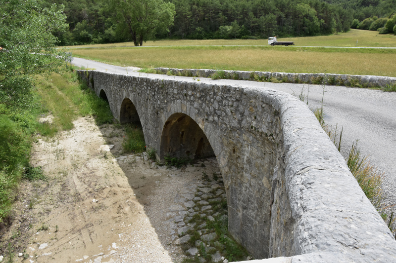 Pont de la Souche. Comps-sur-Artuby (83). XVIIe siècle. Rampe d'accès à 3 arches. Photo Serge Panarotto.