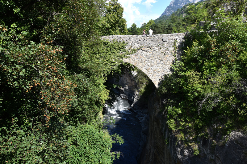 Pont "romain". Moyen Âge, entre XIIe et XIVe siècle. Le Lauzet-sur-Ubaye (04). Photo Serge Panarotto.