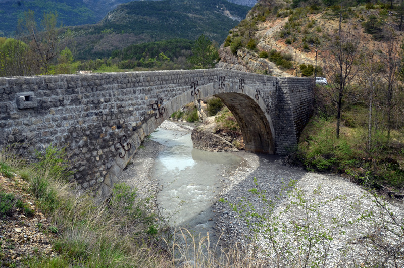 Pont en pierre à une arche sur l'Asse-de-Blieux. Senez (04). Photo Serge Panarotto.