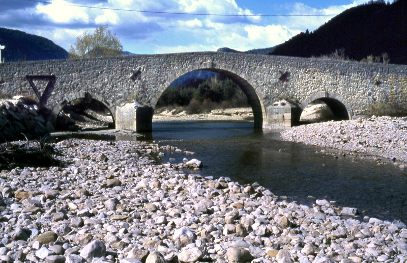 Pont sur le Jabron. Trigance (83). XVIIIe siècle. Photo Serge Panarotto.