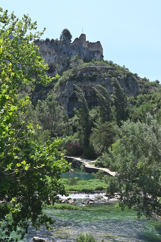 La Sorgue. Fontaine-de-Vaucluse. Au fond les ruines du château de l'Évêque. Photo Serge Panarotto.