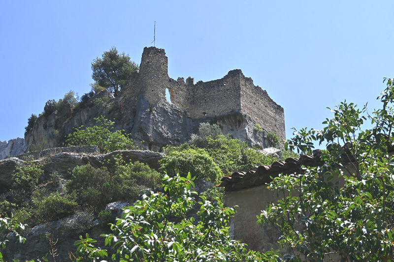 Ruines du château de l'Évêque. Fontaine de Vaucluse. Photo Serge Panarotto.