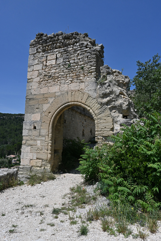 Ruines du château de l'Évêque. Portail d'entrée. Fontaine de Vaucluse. Photo Serge Panarotto.