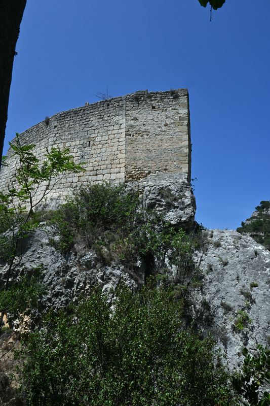 Ruines du château de l'Évêque. Mur d'enceinte. Fontaine de Vaucluse. Photo Serge Panarotto.